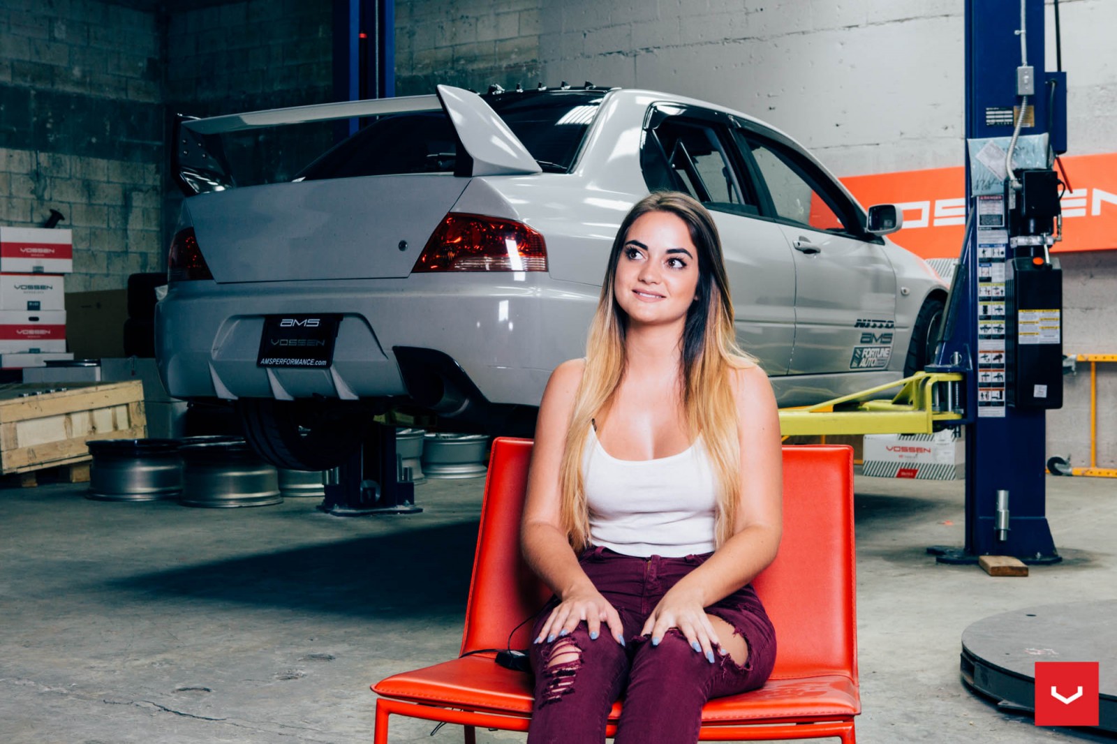 Sexy Maria si na svém Mitsubishi Lancer Evo upravuje ...