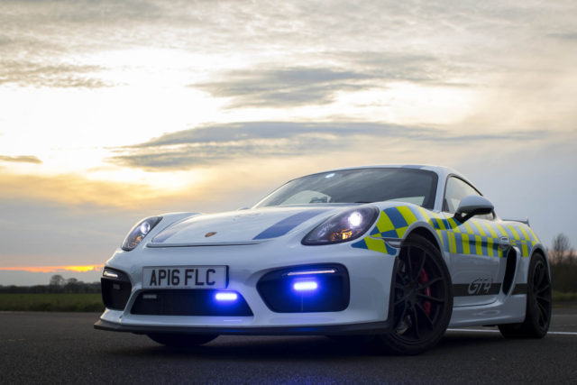 policie-norfolk-porsche-cayman-gt4- (2)