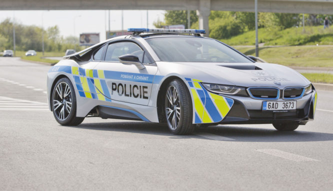 Policie ČR bude jezdit i v plug-in hybridním BMW i8