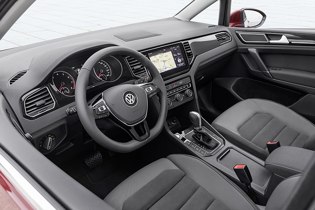 2018-Volkswagen-Golf-Sportsvan-05