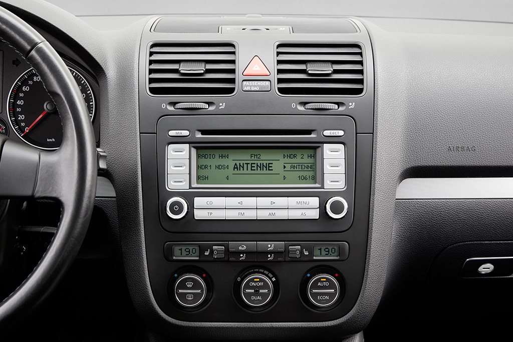 Volkswagen-Golf-multimedia-radio- (5)