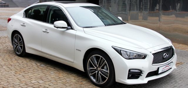 test-infiniti-q50s-hybrid-awd-at-nahled