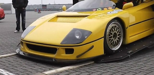 Jak se vykládá z auta Ferrari F40 LM Barchetta? Špatně – video