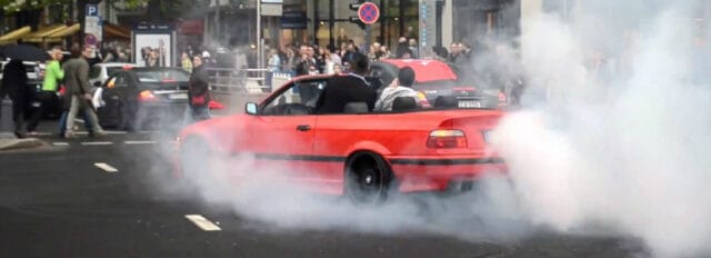oslava-svatebni-kola-burnout-video