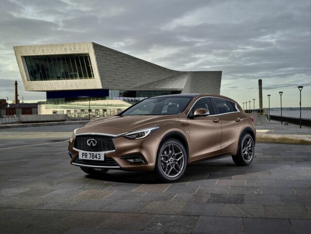Infiniti_Q30_IAA_2015_tn