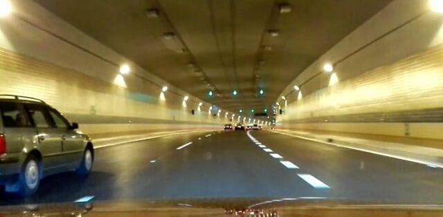 Umíte správně jezdit v tunelu? Při poruše nebo nehodě nikdy nezůstávejte v autě a volejte o pomoc