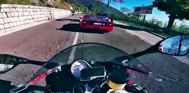 Honička Ferrari F40 a BMW S1000RR na okreskách – video