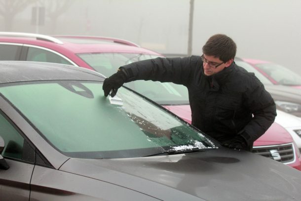 Odmrazujete auto s nastartovaným motorem? Koledujete si o pokutu