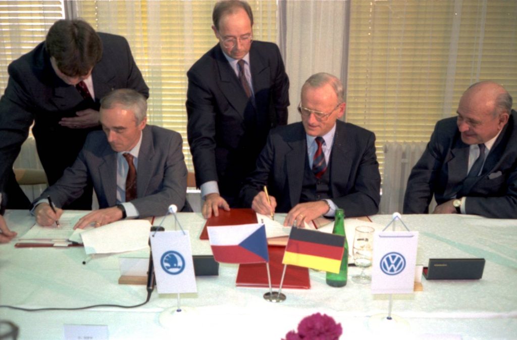 podpis-smlouva-skoda-volkswagen-koncern-1991