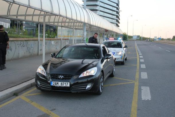 hyundai-genesis-coupe-policie-kontrola