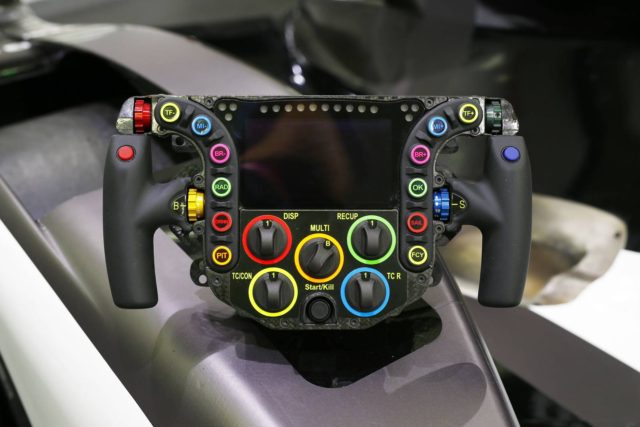 zavodni-volant-porsche-919-hybrid-3