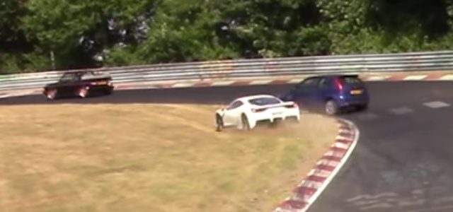 ferrari-458-speciale-ford-fiesta-nurburgring-video