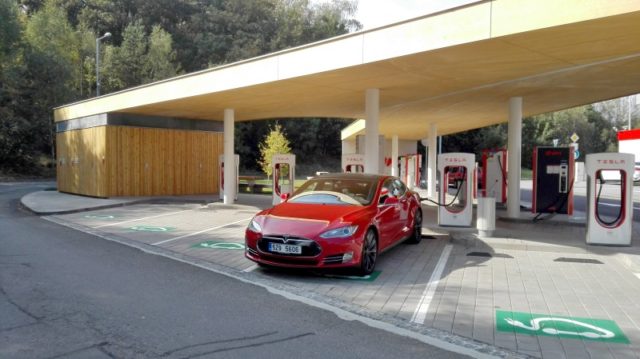 tesla-model-s-p90d-supercharger