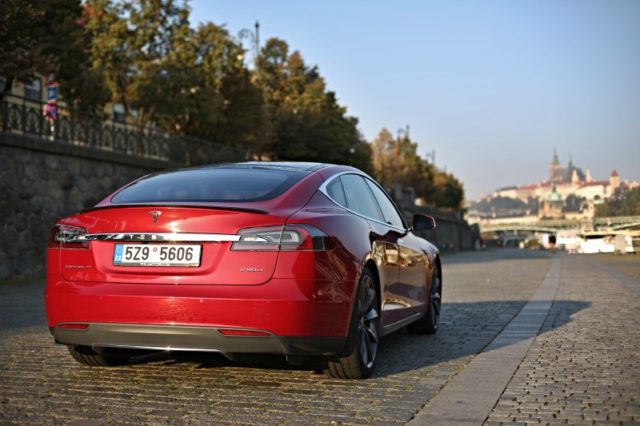 tesla-model-s-p90d-vyhled-na-prazsky-hrad tesla-model-s-p90d-vyhled-na-prazsky-hrad