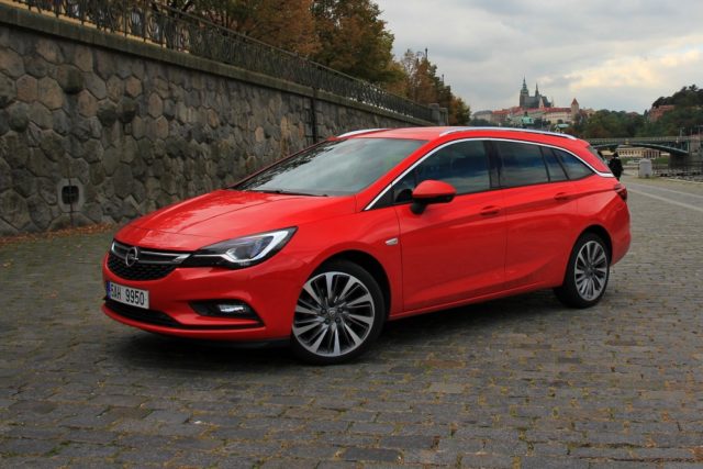 test-opel-astra-sports-tourer-16-turbo-200koni
