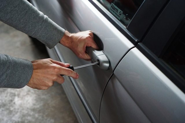 kradez-auta-ukradene-auto-zlodej