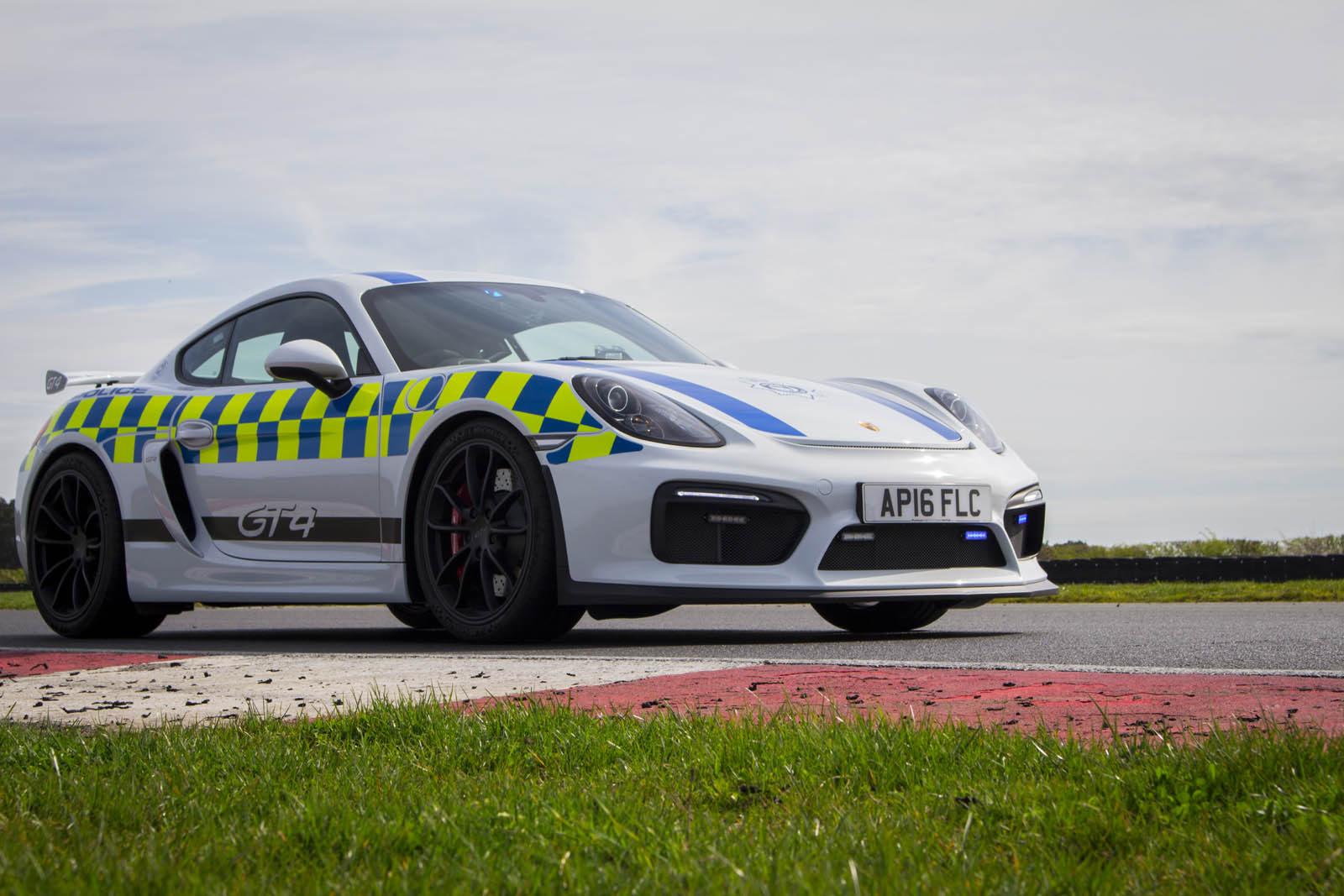policie-norfolk-porsche-cayman-gt4- (1)