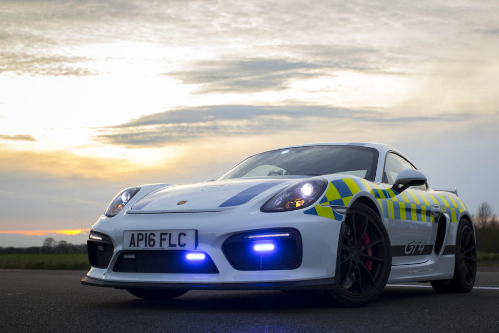 Britská policie zařadila do vozového parku Porsche Cayman GT4