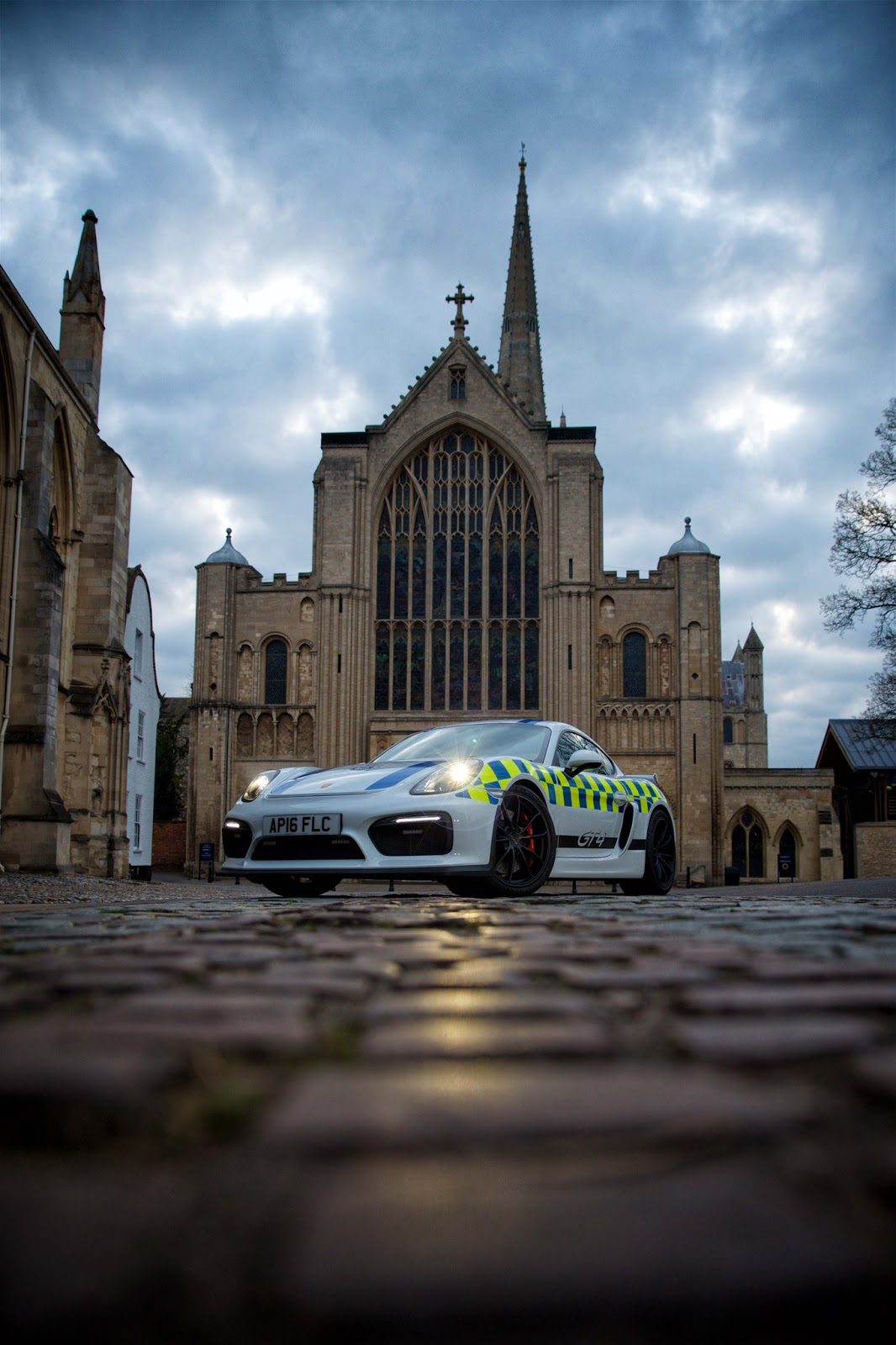 policie-norfolk-porsche-cayman-gt4- (3)