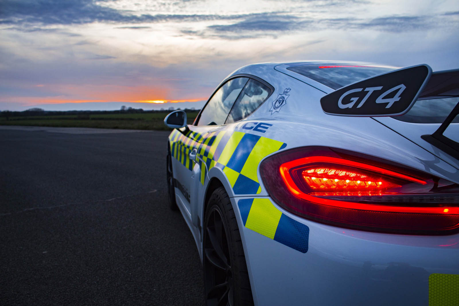 policie-norfolk-porsche-cayman-gt4- (4)