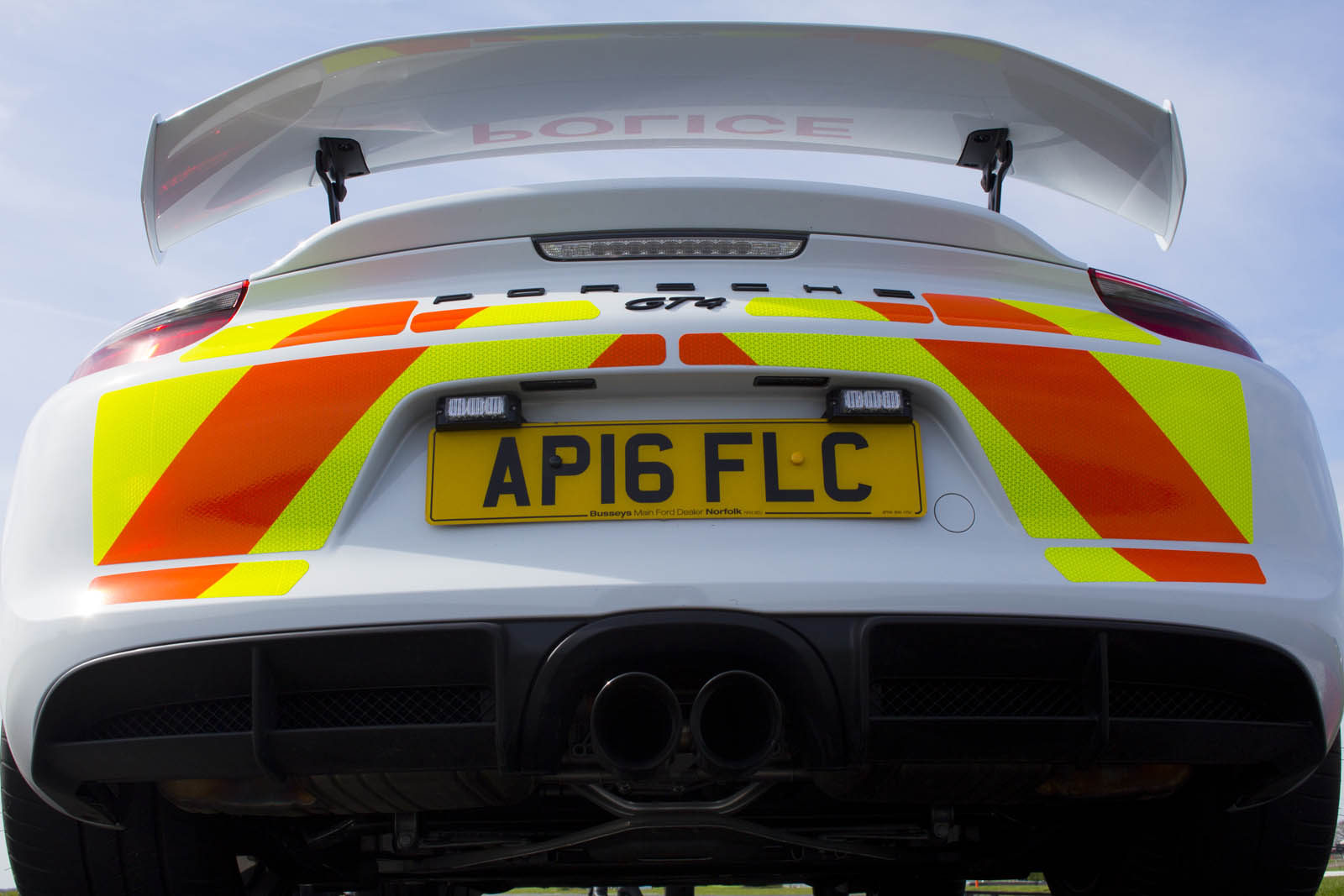policie-norfolk-porsche-cayman-gt4- (5)