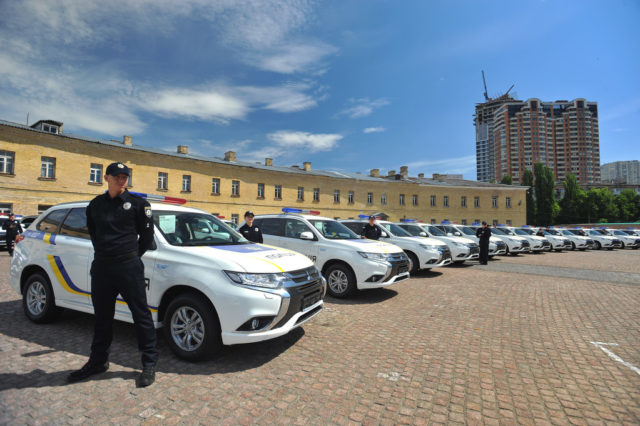 policie-Ukrajina-Mitsubishi-Outlander-PHEV