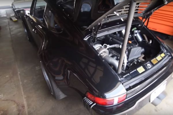 Tohle Porsche 911 pohání čtyřválec… z Hondy! – video