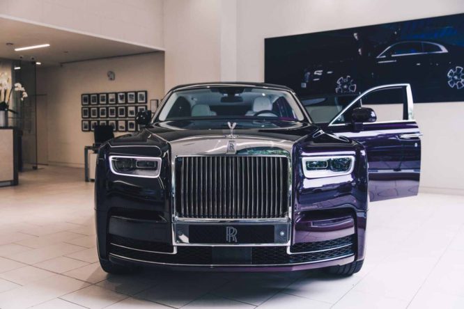 Nový Rolls-Royce Phantom dorazil k prvnímu dealerovi, je vcelku extravagantní