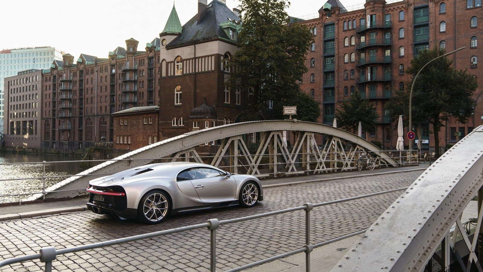 Bugatti-Dealership-Hamburg-3