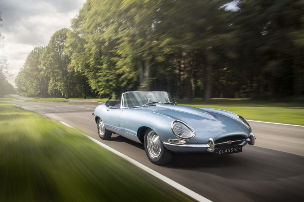 Tento Jaguar E-Type vypadá na první pohled normálně, ale jezdí na elektřinu + video
