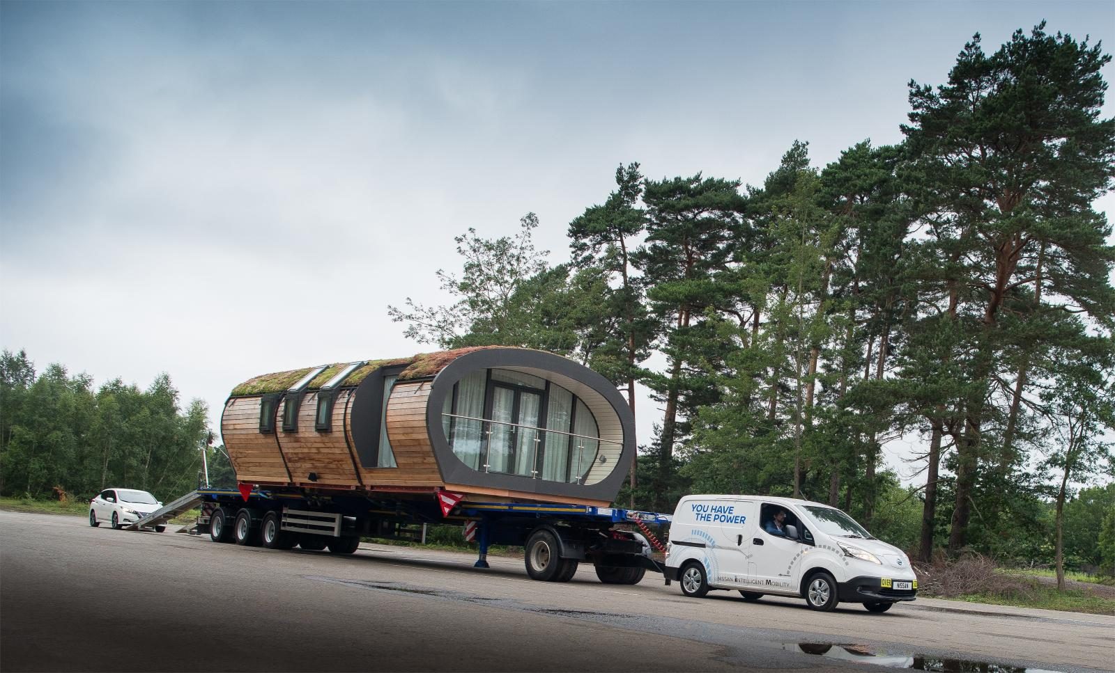 margot-robbie-nissan-02