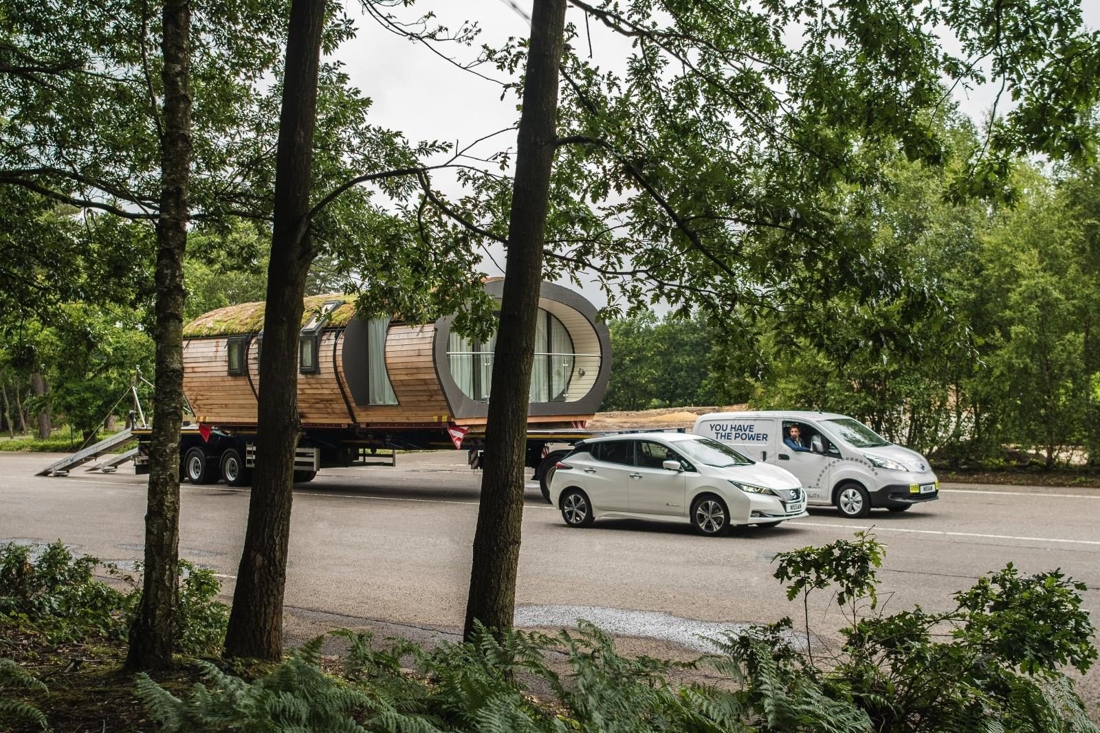 margot-robbie-nissan-04