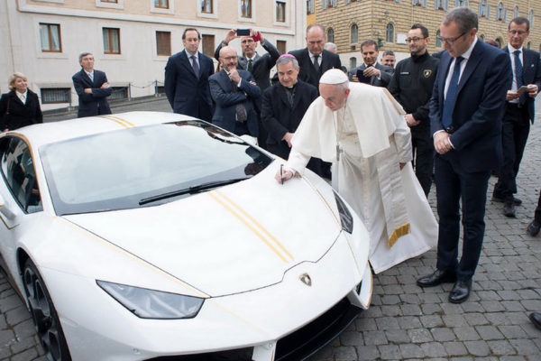 Lamborghini Huracán a Papež František