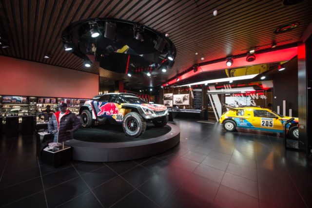 Peugeot Avenue saison 15 by Auditoire - Stephane Ait Ouarab 2017-8 V showroomu Peugeot Avenue na Champs-Élysées jsou k vidění Peugeot 3008DKR Maxi a 205 T16
