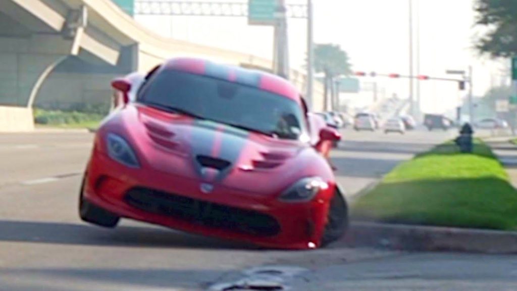 Další Cars and Coffee a další nehoda. Tentokrát to odnesl Dodge Viper – video