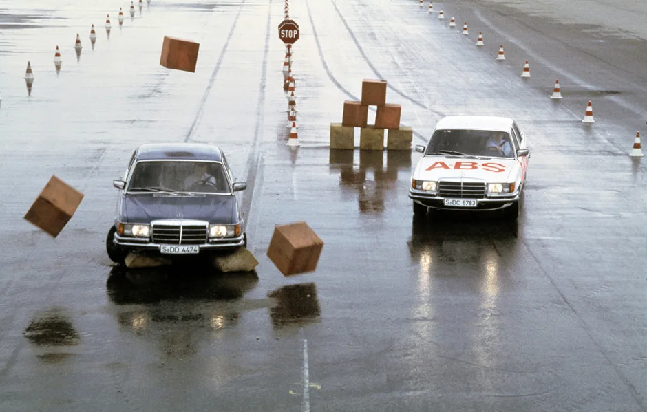 40-jahre-assistenzsysteme-vom-anti-blockier-system-zu-mercedes-benz-intelligent-drive40-years-of-assistance-systems-from-anti-lock-braking-system-to-mercedes-benz-intelligent-drive