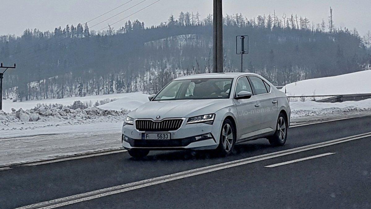 spy-skoda-superb-facelift- (4)