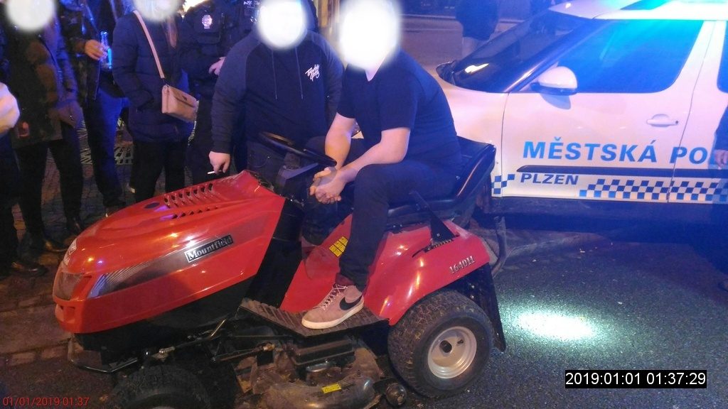 zahradni-traktor-mestska-policie-plzen-1
