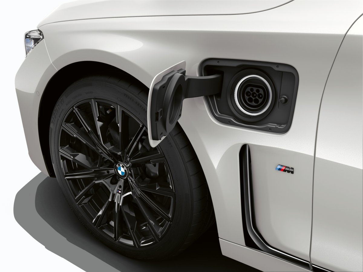 BMW svolává celou řadu hybridních modelů do servisu. Automobilka vydala zákaz je dobíjet
