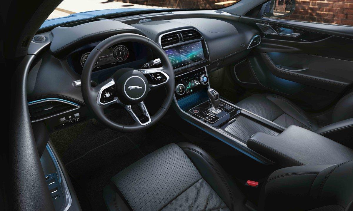 2019-facelift-jaguar-xe-interier- (1)