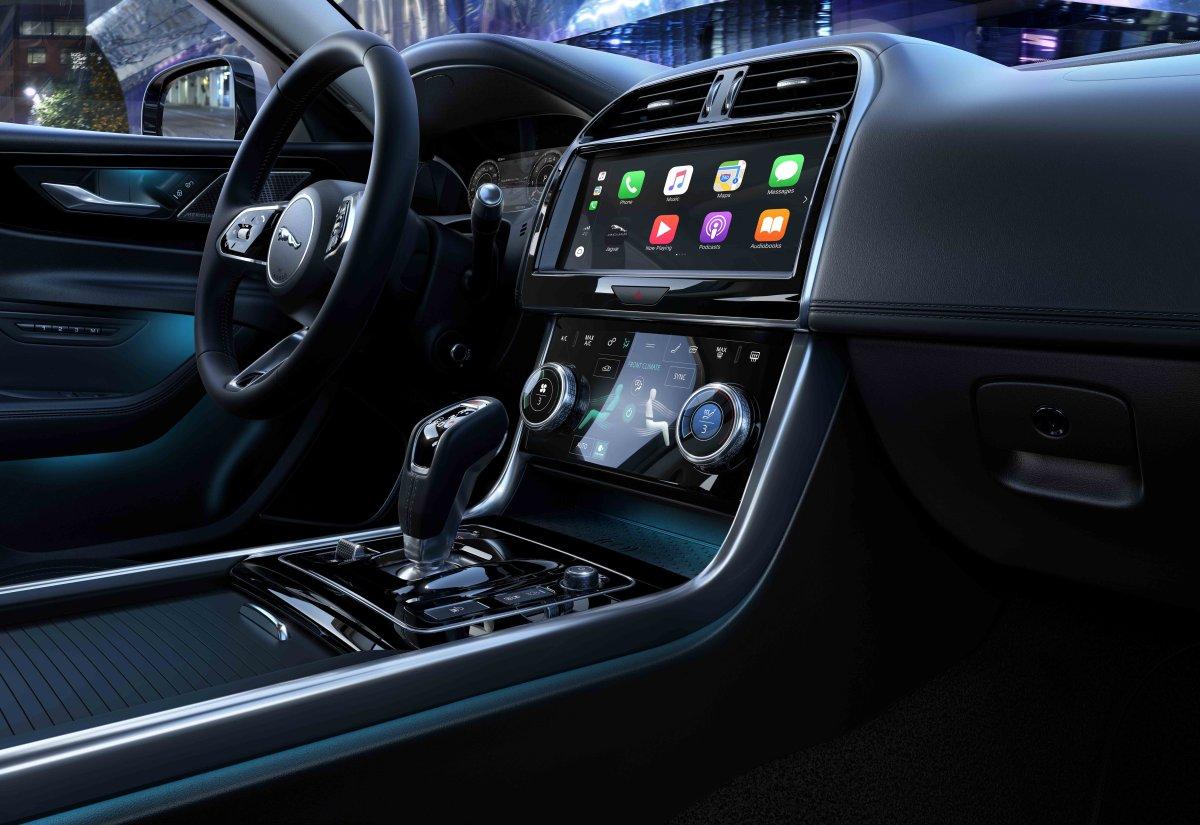 2019-facelift-jaguar-xe-interier- (6)