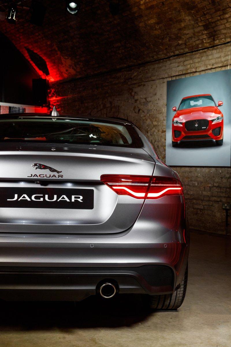 2019-facelift-jaguar-xe-odhaleni-londyn- (7)