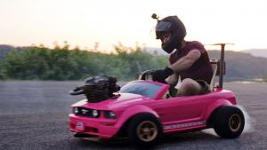 Barbie-Ford-Mustang-novy-motor-z-motorky