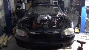Mazda Miata na steroidech… Dostala brutální motor V8 Hellcat
