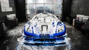 Dokonalost a preciznost. Takto se Koenigsegg One:1 obléká do ochranné fólie