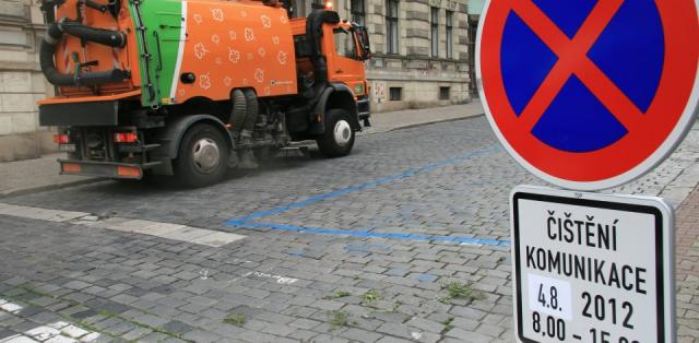 Už za pár dnů začne v Praze velká očista ulic. Pozor na značky zakazující parkování, odtahy jsou nově velmi drahé