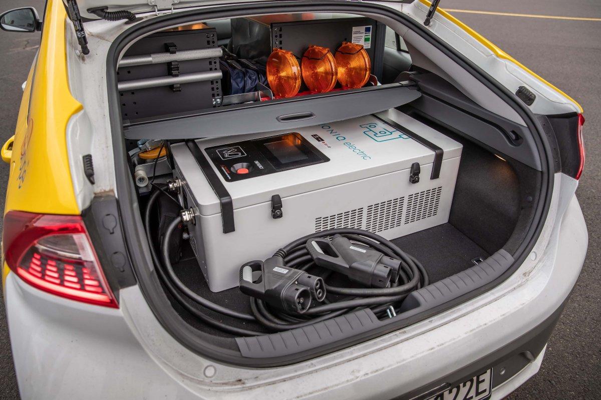 Hyundai-IONIQ-Mobile-Charger- (2)