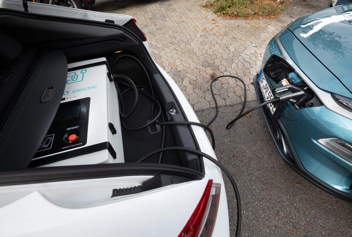 Hyundai-IONIQ-Mobile-Charger- (3)