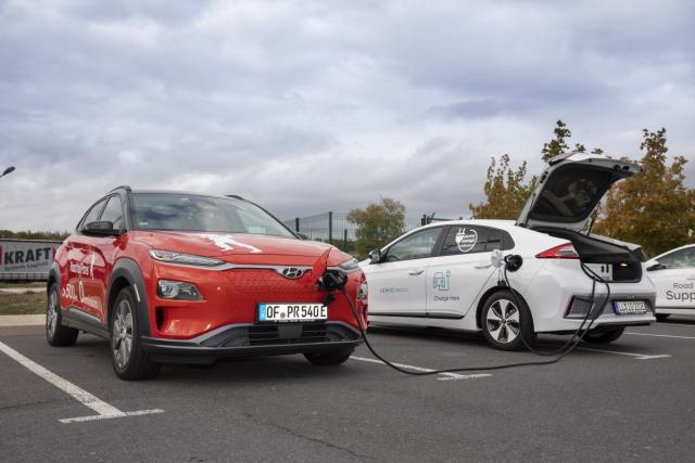 Hyundai-IONIQ-Mobile-Charger- (4) Hyundai-IONIQ-Mobile-Charger- (4)