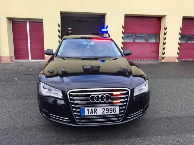 audi-a8-dalnice-d11-pravy-1 audi-a8-dalnice-d11-pravy